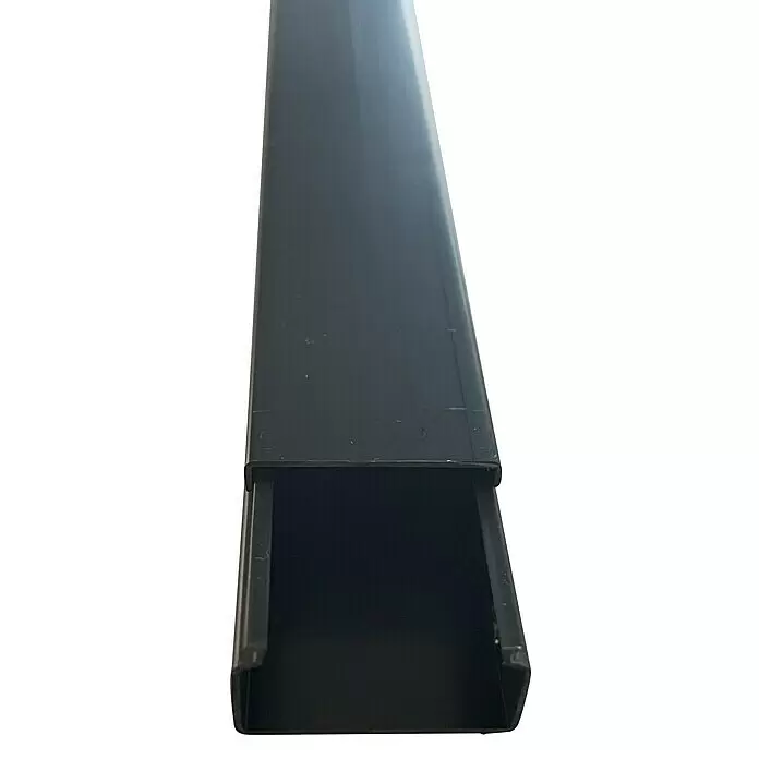 Kabelkanal - L x B x H: 2 m x 30 mm x 15 mm, Schwarz - Schwarzer Kunststoff-Kabelkanal mit Deckel, schräg gezeigt, der den offenen Kanal hervorhebt.
