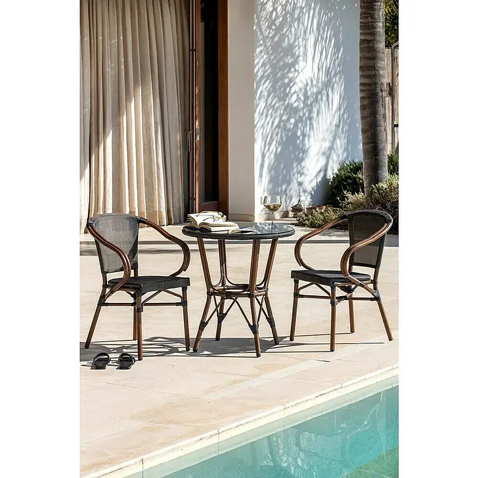 Mesa de jardín Sibuco - L x An x Al: 70 x 70 x 74 cm, Aluminio, Marrón oscuro - Un conjunto de mesa de jardín con dos sillas junto a una piscina, ideal para relajarse al aire libre. Diseño elegante con mesa oscura y sillas.