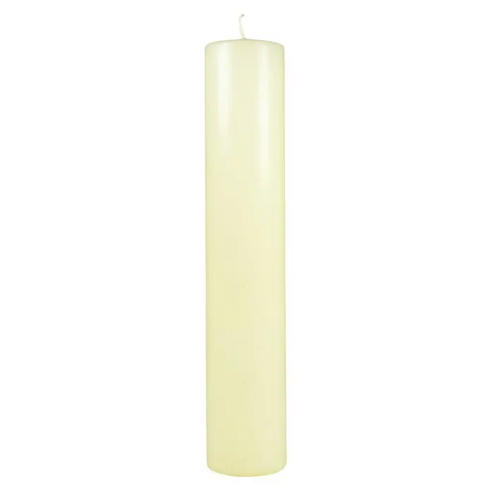 Ceras Roura Vela Taco - Ø x Al: 7 x 20 cm, Marfil - Primer plano de una vela pilar de color marfil con una pequeña mecha, aislada sobre un fondo negro.
