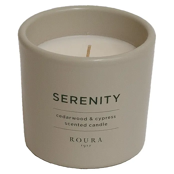 Ceras Roura Vaso con vela Serenity - Ø x Al: 9,5 x 8,5 cm, Ciprés - Primer plano de una vela perfumada "Serenity" de cedro y ciprés de ROURA 1912 en un recipiente cerámico beige.