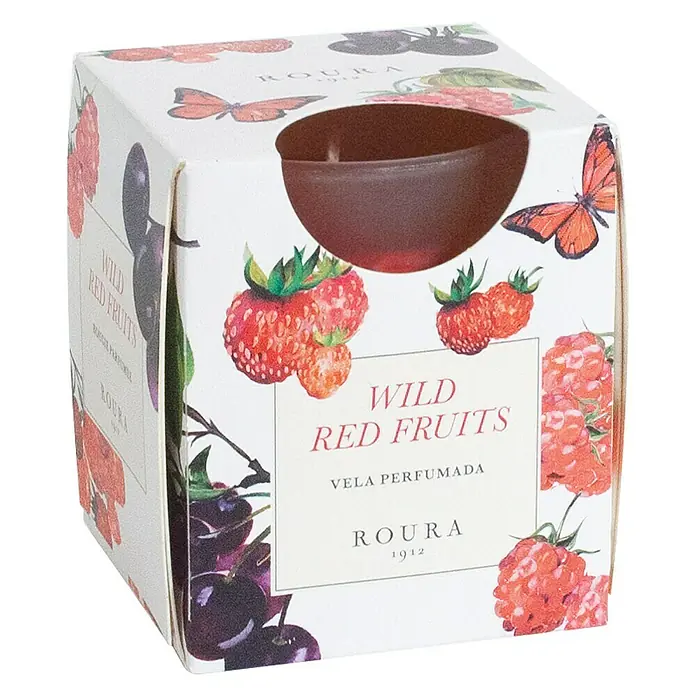 Ceras Roura Vaso con vela - Ø x Al: 7 x 8,5 cm, Frutos rojos - Primer plano de una vela perfumada "Wild Red Fruits" de Roura 1912, en un paquete decorativo con motivos de bayas.