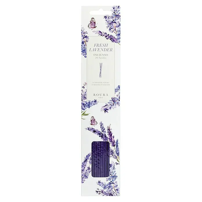 Ceras Roura Conos de incienso aromático - Lavanda, 20 pzs. - Primer plano de varitas de incienso de lavanda fresca en un paquete decorativo con un diseño floral de lavanda con mariposas.