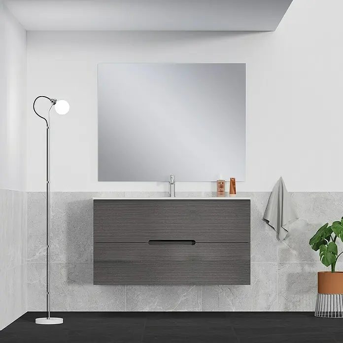 Artysan Mueble bajo de lavabo India Slim - L x An x Al: 39 x 100 x 54,5 cm, Ceniza - Elegante interior de baño con un moderno tocador gris con cajones, un gran espejo y una lámpara de pie elegante.