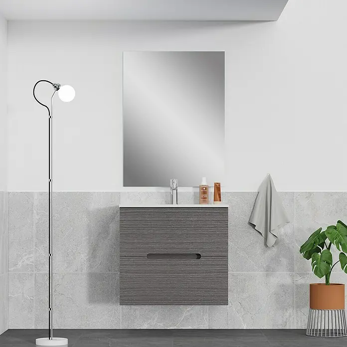 Artysan Mueble bajo de lavabo India Slim - L x An x Al: 39 x 60 x 54,5 cm, Ceniza - Interior de baño moderno con mueble de lavabo gris, espejo y lámpara de pie, creando un ambiente elegante.