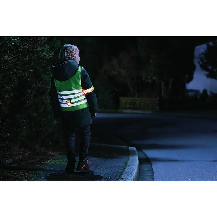 Abus LED-Armband Till - Gelb - Kind mit reflektierender Weste und Armband für Sicherheit bei Nacht, sorgt für gute Sichtbarkeit.