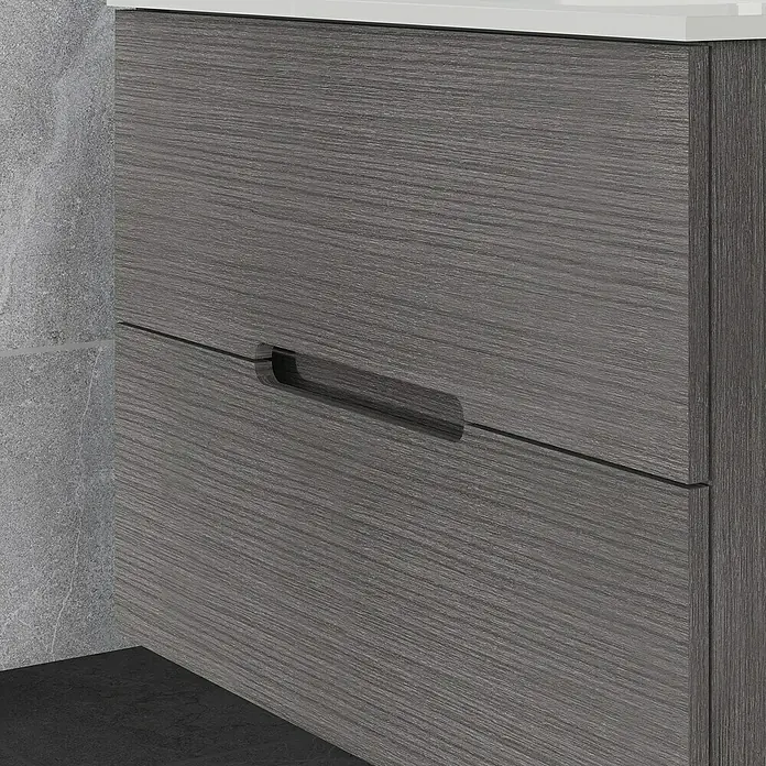 Artysan Mueble bajo de lavabo India Slim - L x An x Al: 39 x 80 x 54 cm, Gris ceniza - Primer plano de un moderno mueble de baño con cajones y un elegante tirador empotrado. El veteado de madera gris añade un toque de elegancia.