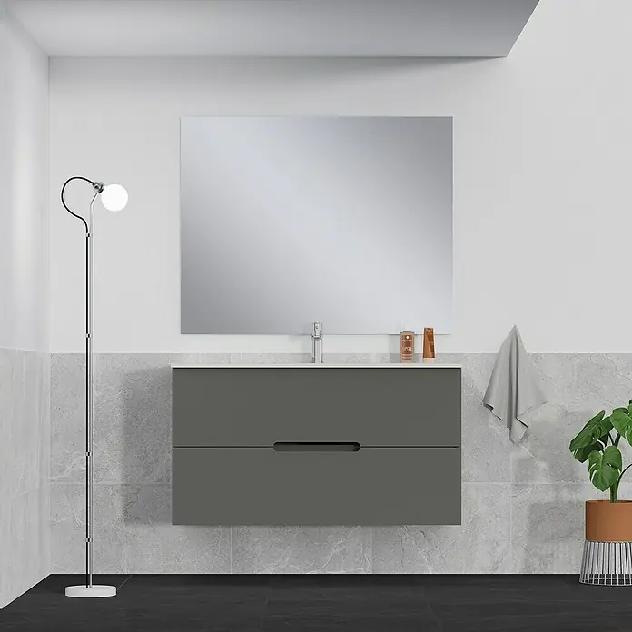 Artysan Mueble bajo de lavabo India - An x Pr x Al: 100 x 46 x 54,5 cm, Antracita - Configuración de baño que muestra un mueble de tocador gris, un espejo grande y una lámpara de pie para una estética moderna.