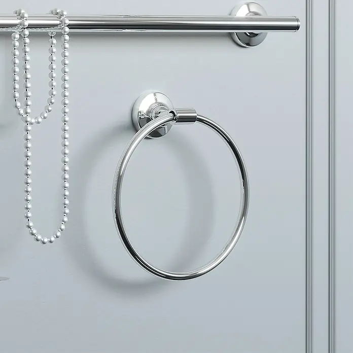 Creabath Infinity Toallero de anilla - Cromo, Resplandeciente - Anillo de toalla plateado y toallero en una pared gris, complementado con un collar de perlas.
