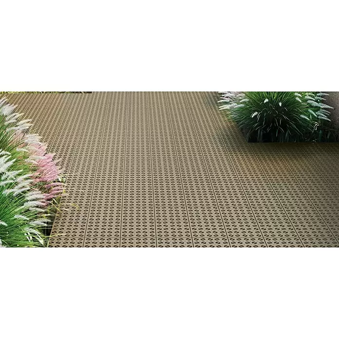Klickfliese - Polyethylen, 55,5 x 55,5 x 1,1 cm, Cappuccino, 9 Stk. - Beige modulare Outdoor-Fliesen mit ovalem Muster, auf einer Terrasse, umrahmt von Ziergräsern.