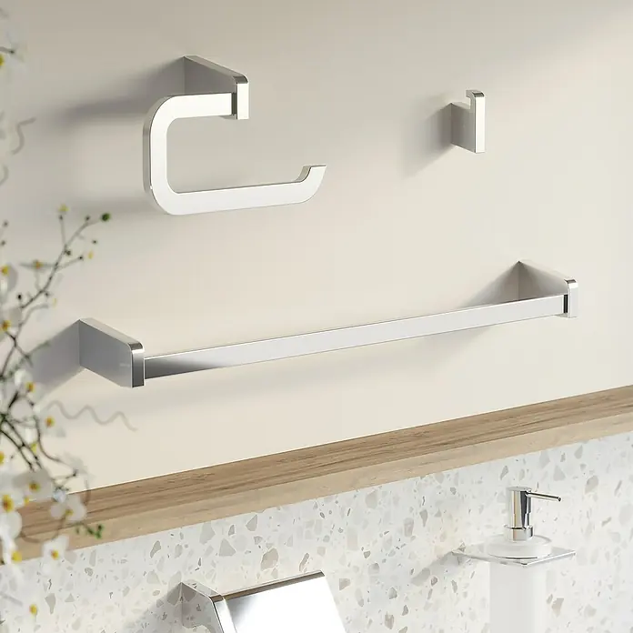 Creabath City Colgador - Número de ganchos: 1 ud., Cromo, Resplandeciente - Accesorios de baño de color cromo. Hay un toallero, un portarrollos y un colgador montados en una pared clara.