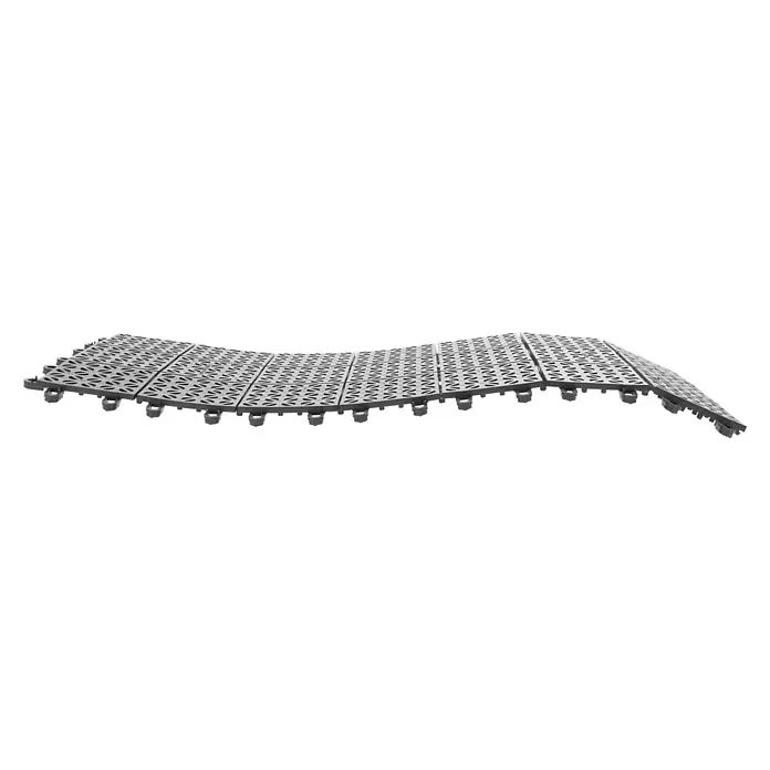 Klickfliese - Polyethylen, 55,5 x 55,5 x 1,1 cm, Grau, 9 Stk. - Bild eines modularen, grauen Bodensystems mit einem wellenförmigen Muster und einem offenen Design auf schwarzem Hintergrund.