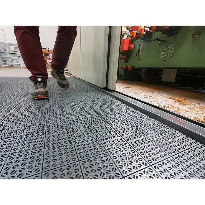 Klickfliese - Polyethylen, 55,5 x 55,5 x 1,1 cm, Grau, 9 Stk. - Graue Bodenfliesen mit einem filigranen Muster, ideal für Werkstätten. Rutschfest und strapazierfähig für sicheres Arbeiten.