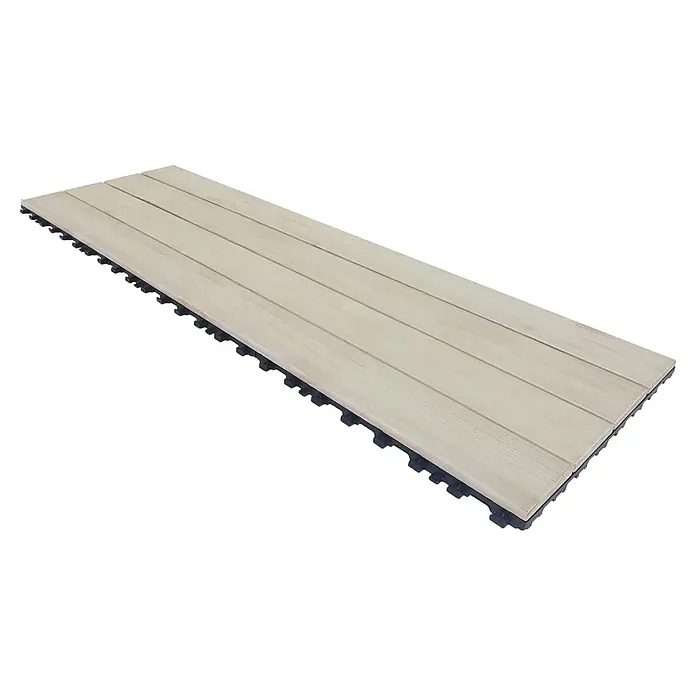 Klickfliese Smartdeck - Kiefer, 120 x 40 x 2,5 cm, Thermo White, 1 Stk. - Detailaufnahme einer Terrassendiele aus Holz mit einer markanten, gezackten Unterseite, ideal für den Außenbereich und einfache Verlegung.