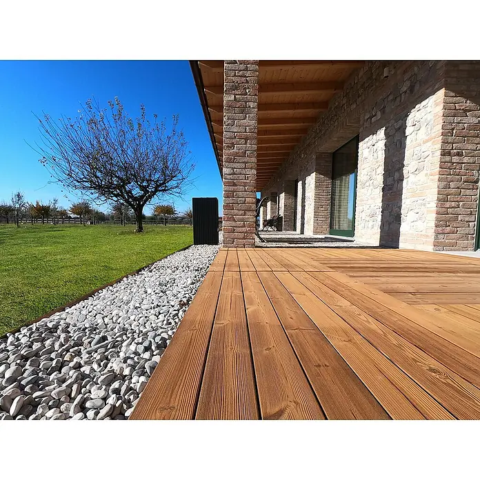 Klickfliese Smartdeck - Kiefer, 60 x 30 x 2,5 cm, Naturbraun, 1 Stk. - Holzterrassen Diele aus robustem Holz, die sich ideal in die natürliche Umgebung mit Steinen und grüner Wiese einfügt. Elegantes Design für den Außenbereich.