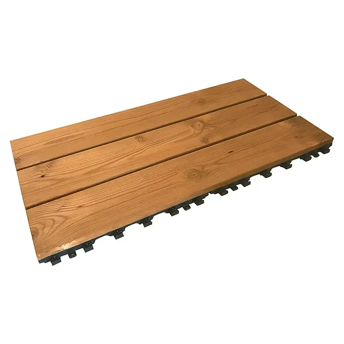 Klickfliese Smartdeck - Kiefer, 60 x 30 x 2,5 cm, Naturbraun, 1 Stk. - Nahaufnahme eines Holzfliesenelements mit drei Brettern und schwarzer Unterkonstruktion.