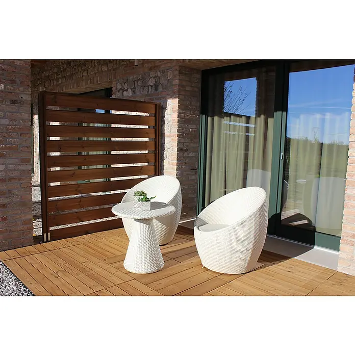 Klickfliese Smartdeck - Kiefer, 60 x 30 x 2,5 cm, Naturbraun, 1 Stk. - Dieses Bild zeigt eine stilvolle Outdoor-Lounge mit zwei weißen Korbsesseln und einem passenden Beistelltisch auf einer Holzterrasse.