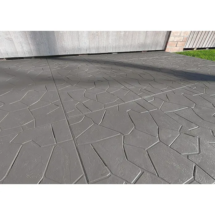 WPC-Fliese Snaptile - Anthrazit, 38 x 38 x 2,5 cm, 1 Stk. - Mustergepflasterter grauer Betonboden mit Steinmuster und Schatteneffekten.