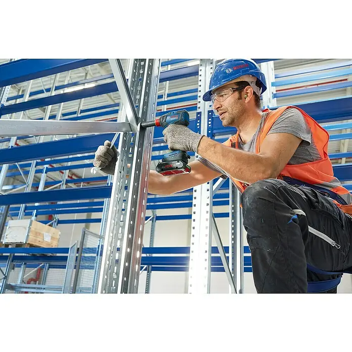 Bosch Professional AMPShare 18V Akku-Drehschlagschrauber GDX 18V-200 - 18 V, Ohne Akku, 200 Nm, Ohne Koffer - Ein Handwerker befestigt mit einem Bosch Akkuschrauber Teile eines Metallregals. Schutzkleidung sorgt für die nötige Sicherheit.