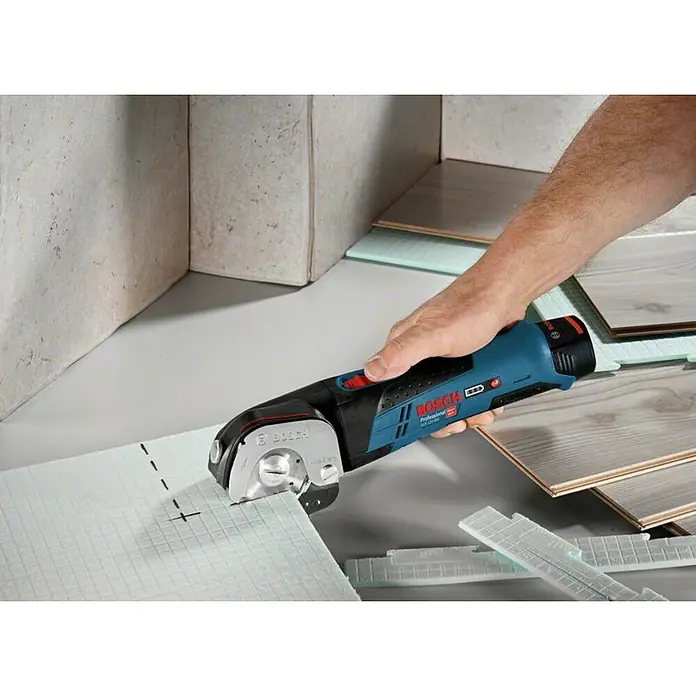 Bosch Professional Akku-Universalschere GUS 12V-300 - 12 V, Ohne Akku, Leerlaufhubzahl: 700 /min - Ein Akku-Universalschneider von Bosch Professional schneidet Dämmplatten zu, um sie perfekt anzupassen. Ideal für Baustellenarbeiten.