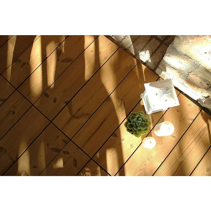 Klickfliese Smartdeck - Kiefer, 60 x 60 x 2,5 cm, Braun, 1 Stk. - Nahaufnahme von Dekorationsartikeln, darunter zwei Kerzen, eine Sukkulente und eine Laterne, die auf einem Holzboden arrangiert sind.