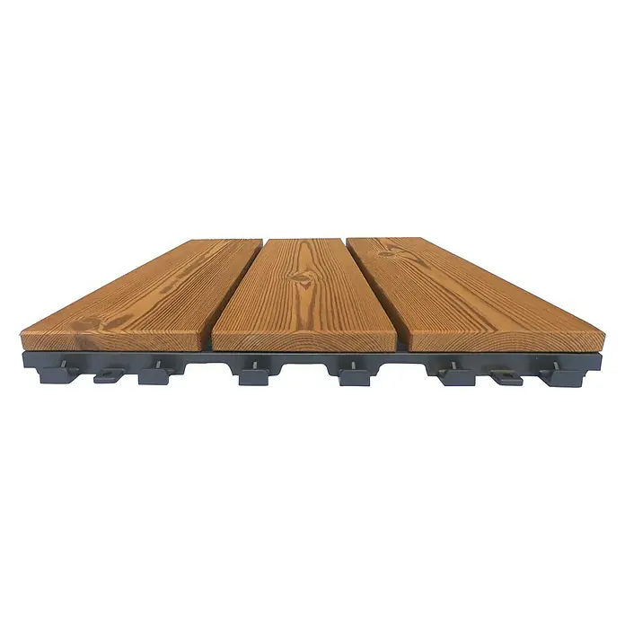 Loseta con sistema click Smartdeck - Pino, 30 x 30 x 2,5 cm, Natural, 6 ud. - Primer plano de una baldosa de terraza de madera con una base de plástico gris oscuro, que muestra una solución de suelo de alta calidad.