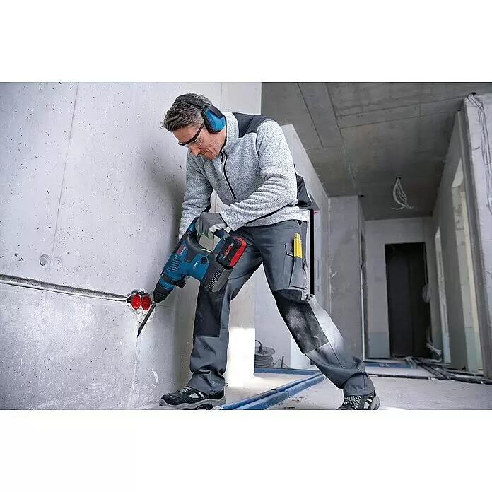 Bosch Professional AMPShare 18V Akku-Kombihammer GBH 18V-34 CF - 18 V, 2 Akkus, 8 Ah, 5,8 J - Anwendungsbeispiel