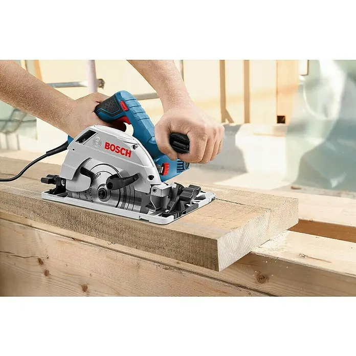 Bosch Professional Handkreissäge GKS 55+ GCE - 1.350 W, Durchmesser Sägeblatt: 165 mm - Der Bosch Kreissäge ist beim Schneiden eines Holzstücks zu sehen, wobei die Präzision und Leistung des Werkzeugs hervorgehoben werden.
