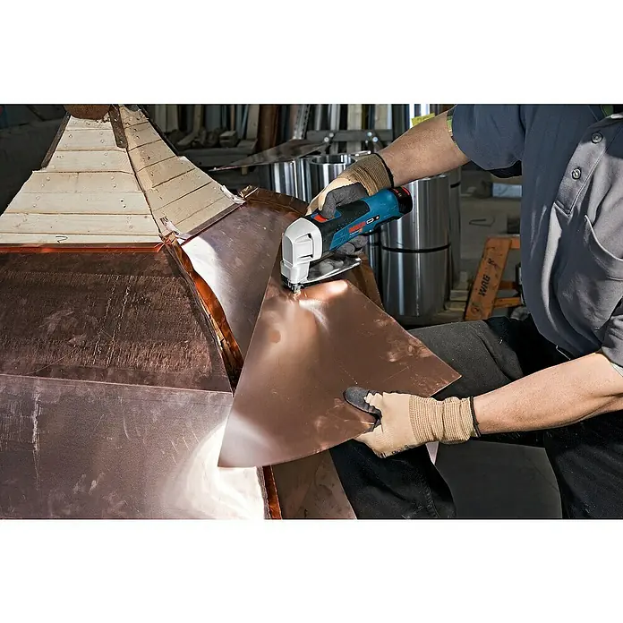 Bosch Professional Akku-Blechschere GSC 12V-13 - 12 V, Ohne Akku, Leerlaufhubzahl: 3.600 /min - Der Akku-Blechknabber von Bosch schneidet mühelos Kupferblech in einer Werkstatt, ideal für präzise Arbeiten an Metallkonstruktionen.