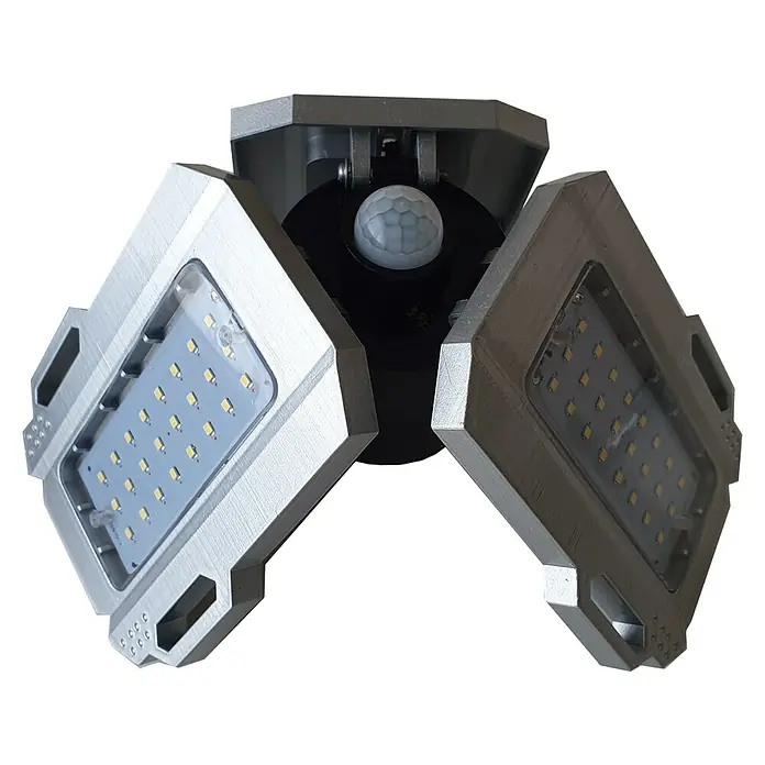 Starlyf LED-Panel Triple Bright - 12 W, L x B x H: 12 x 12,5 x 13,5 cm, Silber, Klar, Tageslichtweiß - Nahaufnahme einer dreiflügeligen LED-Solarleuchte mit Bewegungsmelder und silbernem Finish vor einem schwarzen Hintergrund.