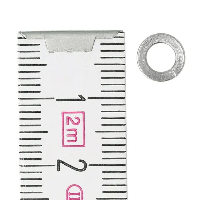 Federring A2 - Innendurchmesser: 4,1 mm, Edelstahl, 16 Stk. - Nahaufnahme einer Unterlegscheibe neben einem Messlineal, das etwa 1 cm Durchmesser anzeigt.