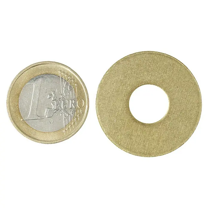 Karosseriescheibe - Innendurchmesser: 10,5 mm, Außendurchmesser: 30 mm, Messing, Blank, 6 Stk., DIN 9021 - Ein-Euro-Münze neben einer Messingscheibe auf schwarzem Hintergrund.