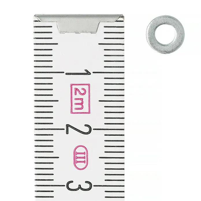 Profi Depot Unterlegscheibe - Innendurchmesser: 3,2 mm, Außendurchmesser: 7 mm, 100 Stk., Verzinkt - Nahaufnahme eines Metallmaßbandes neben einer Unterlegscheibe, geeignet für Bau- oder Reparaturprojekte.