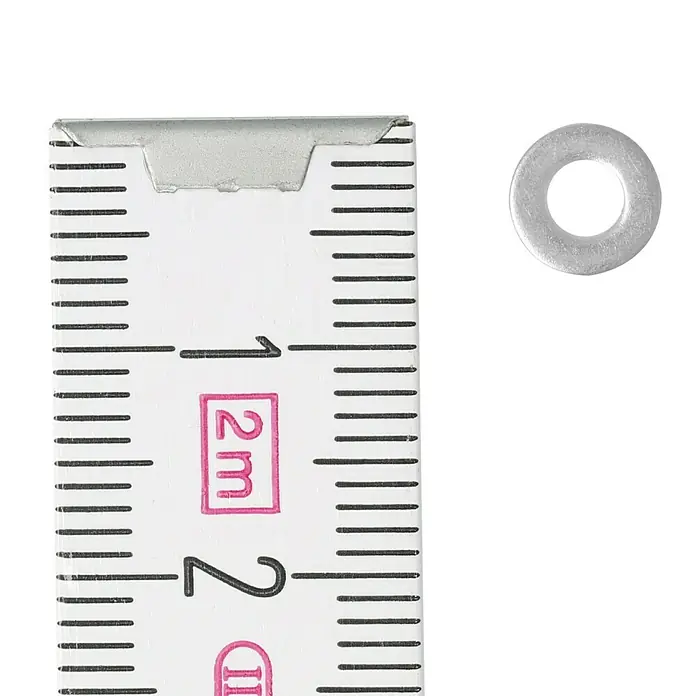 Profi Depot Unterlegscheibe A2 - Außendurchmesser: 7 mm, 100 Stk., Edelstahl - Nahaufnahme einer Unterlegscheibe neben einem Messstab, der 1 cm anzeigt.