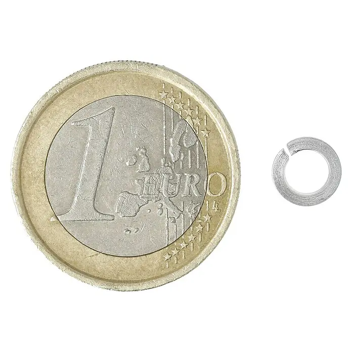 Profi Depot Federring - 4,1 mm, 100 Stk., DIN 127, Verzinkt - Ein Euro-Münze liegt neben einer kleinen, silbernen Sprengring, um die Größe des Rings im Verhältnis zur Münze zu zeigen.