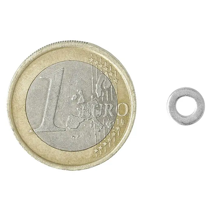 Profi Depot Unterlegscheibe - Innendurchmesser: 3,2 mm, Außendurchmesser: 7 mm, 100 Stk., Verzinkt - Ein Euro-Münze liegt neben einer Unterlegscheibe, die die Größe der Münze im Vergleich zeigt.