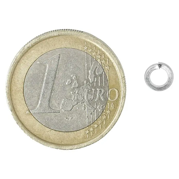 Profi Depot Federring - 3,1 mm, 100 Stk., DIN 127, Verzinkt - Eine Sicherungsscheibe im Vergleich zu einer 1-Euro-Münze, die die geringe Größe des Produkts hervorhebt.