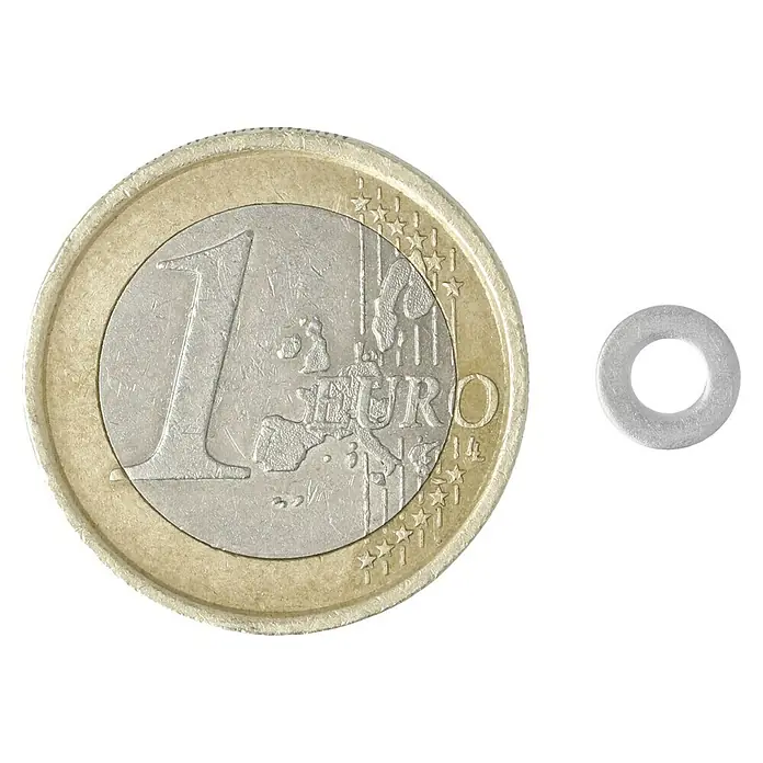 Profi Depot Unterlegscheibe A2 - Außendurchmesser: 7 mm, 100 Stk., Edelstahl - Ein Euro-Münze liegt neben einer kleinen, silbernen Unterlegscheibe, die einen zentrierten Ausschnitt hat.