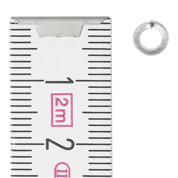 Profi Depot Federring - 3,1 mm, 100 Stk., DIN 127, Verzinkt - Nahaufnahme einer Druckfeder und eines Messstocks, die Details und Messungen des Produkts hervorheben.