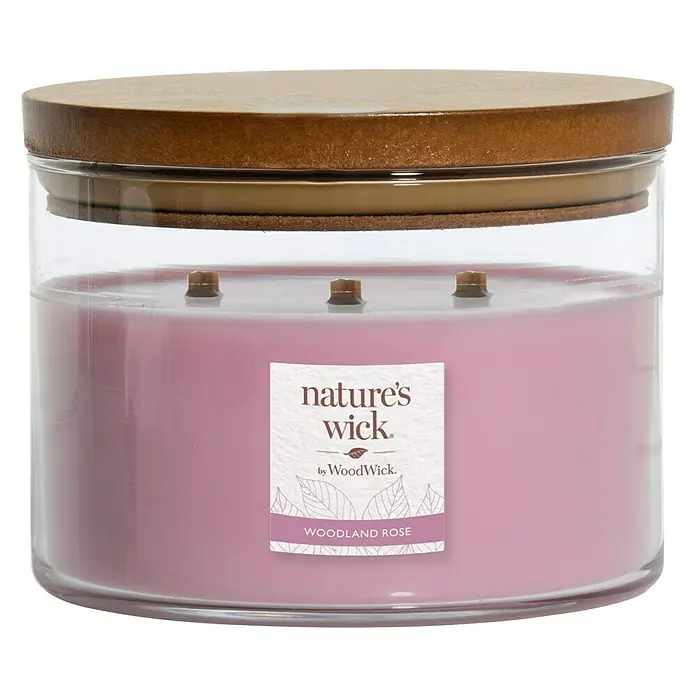 Woodwick Nature's Wick Duftkerze - Im Glas, Woodland Rose, Anzahl Dochte: 3 Stk. - Nahaufnahme einer Nature's Wick Woodland Rose Duftkerze mit Holzdeckel, die ein warmes Ambiente verspricht.