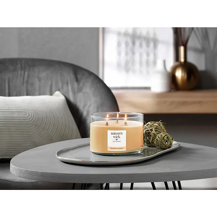 Woodwick Nature's Wick Duftkerze - Im Glas, Bergamot & Neroli, Anzahl Dochte: 3 Stk. - Nature's Wick Duftkerze mit Bergamotte und Neroli auf einem grauen Tisch. Die Kerze hat drei Dochte und ein modernes Design.