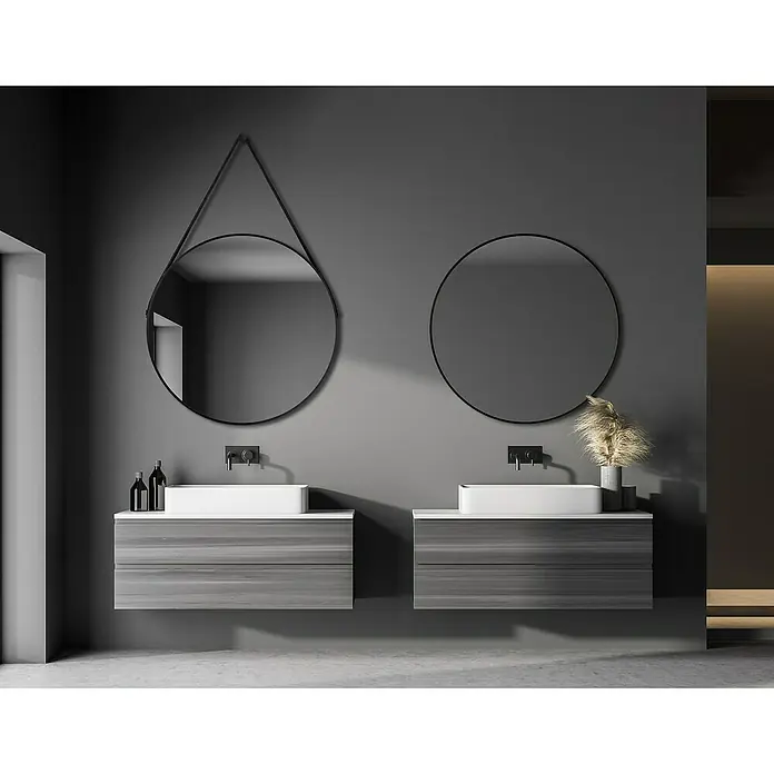 DSK Wandspiegel Silver Coiffeur - Durchmesser: 80 cm, Schwarz - Elegantes Badezimmer-Interieur mit zwei modernen Waschtischen, runden Spiegeln und stilvollen Armaturen vor einer grauen Wand.
