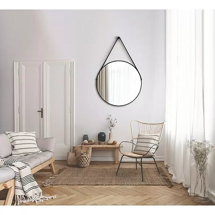 DSK Wandspiegel Silver Coiffeur - Durchmesser: 80 cm, Schwarz - Runder Spiegel mit schwarzem Rahmen und dreieckigem Aufhängeband, reflektiert ein Fenster. Hängt an einer hellen Wand in einem modernen Wohnraum.