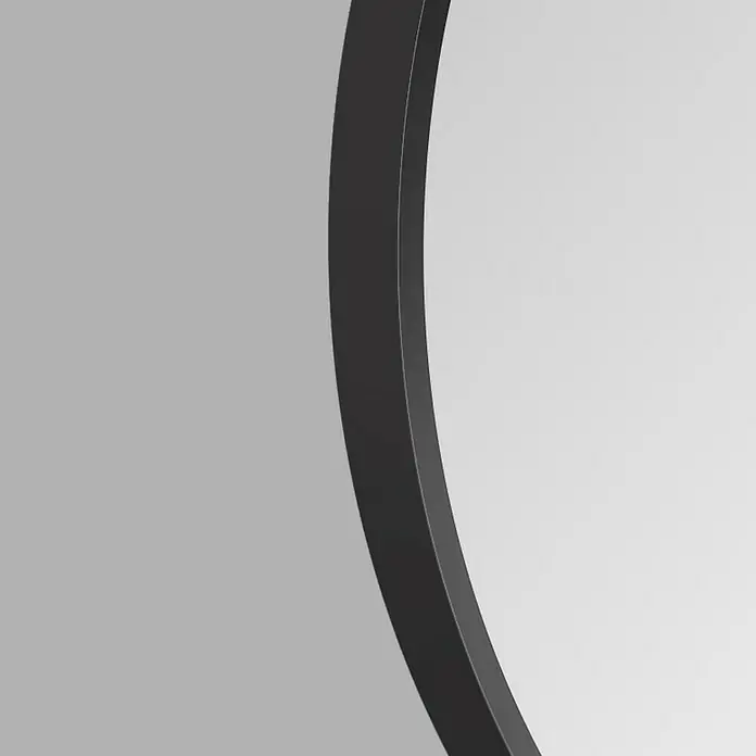 DSK Wandspiegel Silver Coiffeur - Durchmesser: 80 cm, Schwarz - Detailaufnahme eines eleganten, runden Spiegels mit einem schlanken, dunklen Rahmen, der einen Hauch von modernem Stil und Raffinesse verleiht.