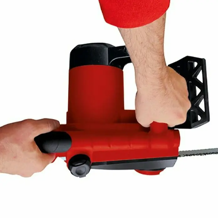 Einhell Motosierra eléctrica GH-EC 1835 - 1.800 W, Longitud de la cuchilla: 35 cm - Primer plano de una motosierra eléctrica Einhell roja que está siendo sostenida por dos manos.