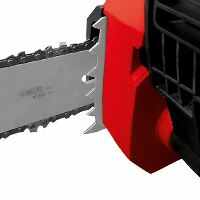 Einhell Motosierra eléctrica GH-EC 1835 - 1.800 W, Longitud de la cuchilla: 35 cm - Primer plano de una motosierra, centrado en la hoja y los dientes.