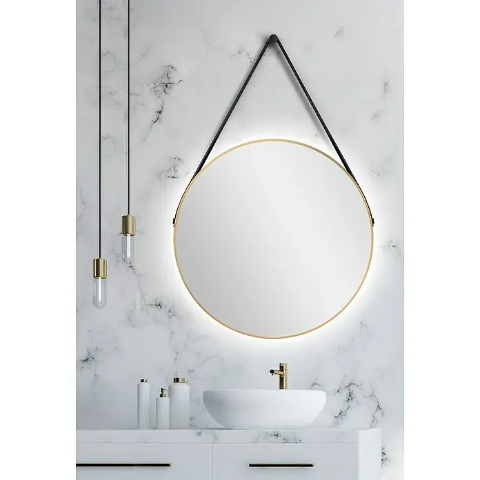 DSK Lichtspiegel Silver Barbier - Durchmesser: 80 cm, Gold, Leuchtmittel - Helles Badezimmer mit rundem Spiegel mit umlaufender LED-Beleuchtung, der an einer schwarzen Aufhängung hängt.