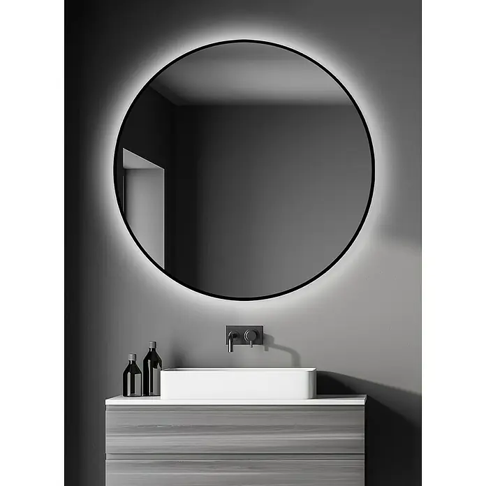 DSK Lichtspiegel Silver Globo - Durchmesser: 100 cm, Schwarz, Leuchtmittel - Modernes Badezimmer-Design mit einem beleuchteten runden Spiegel über einem stilvollen Waschbecken und eleganten Armaturen.