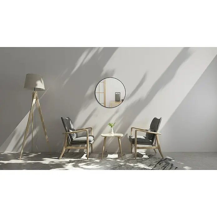DSK Wandspiegel Black Rondo - 60 x 60 cm, Durchmesser: 60 cm, Schwarz - Elegantes Interieur mit zwei Sesseln, einem Tisch und einer Lampe. Der runde Spiegel an der Wand reflektiert das moderne Design des Raumes.