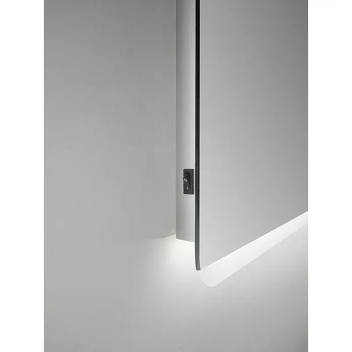 DSK Lichtspiegel Silver Chic - 120 x 70 cm, Silber, Leuchtmittel - Nahaufnahme eines modernen Spiegels mit integrierter Beleuchtung und einem Schalter an der Seite, der an einer weißen Wand montiert ist.