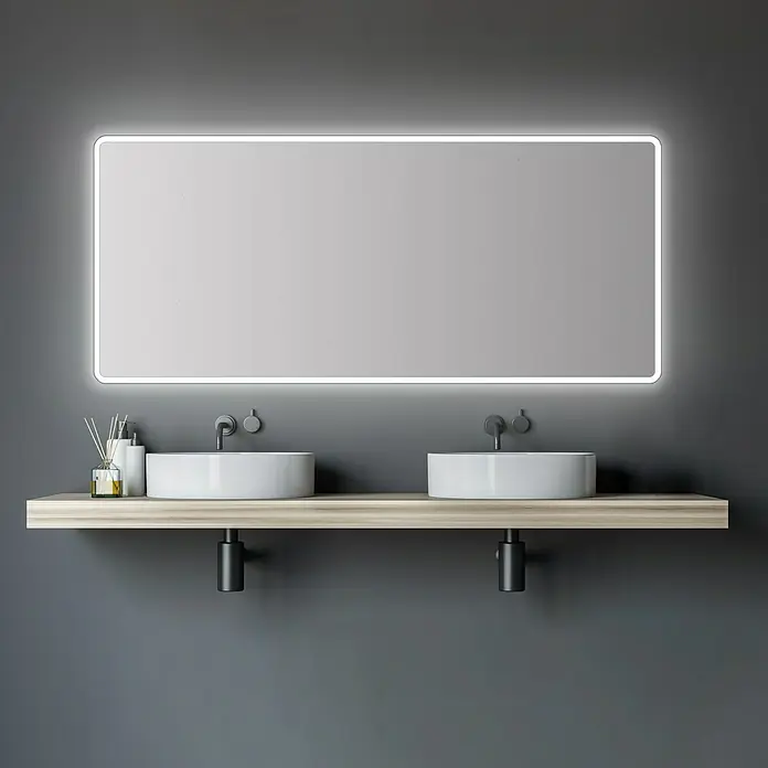 DSK Lichtspiegel Silver Luna - 160 x 70 cm - Ein modernes Badezimmer mit einem beleuchteten Spiegel über zwei Waschbecken auf einer Holzablage.